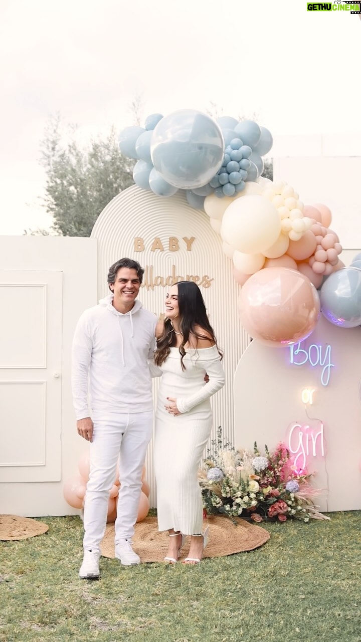 Ximena Navarrete - 160K Likes - 🩷🩵Gender reveal !!!!!! Te esperamos con todo el corazón bebé !!!!! Llegas a completar nuestra familia …. Te amamos : papá , mamá, Xime y Juanca 🤍 Gracias a todos los que nos ayudaron a que todo quedara espectacular este día @mariananro @mieventplanning @teepeespartyslp @hiram.weddings @sergioemtzj