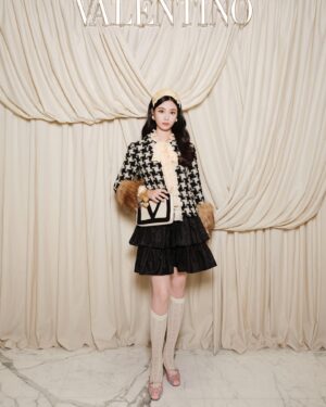 Xu Yiyang Instagram - Holiday season around the corner! @maisonvalentino
#ValentinoAvantLesDébuts
#VALENTINOGARAVANI
#VivaSuperstarBag
#VainBag