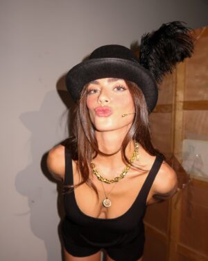 Yael Shelbia Instagram - ‎
תל אביב התחלנו ! תעדכנו אותי מתי אתם מגיעים 😉
🖤Black look by @gildvash_ 
💗Pink look by @delur.official 
👖Custom Jeans by @renuar & @delur.official 
🪡Style by @daniella_capelouto