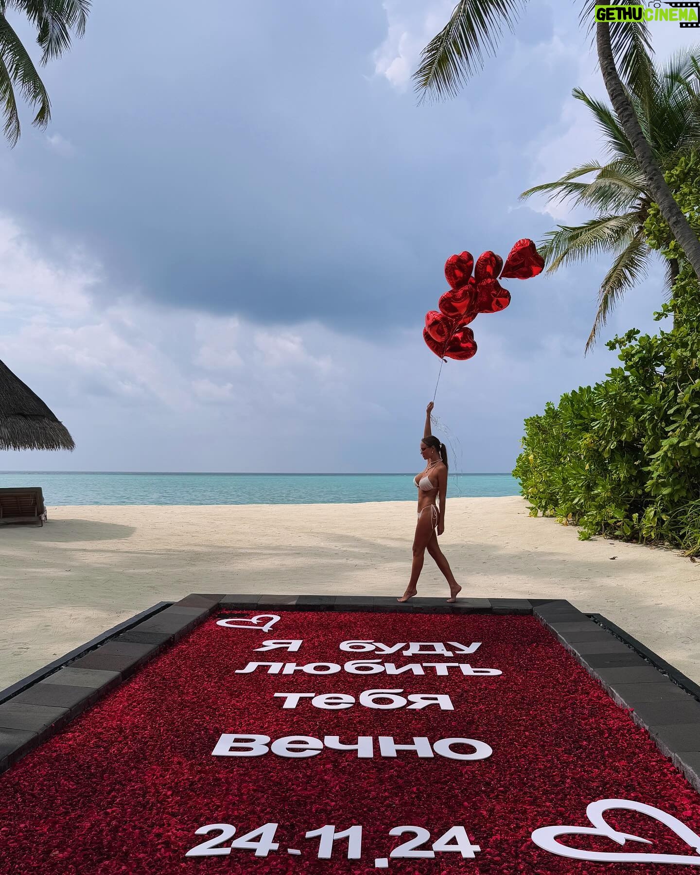 Yana Koshkina - 56.5K Likes - У нас тут сегодня небольшой семейный праздник🤫🥂 1 год и 8 месяцев с того дня как мы начали встречаться) Отмечаем каждый месяц, потому как жизнь со мной - день за год😂
Спасибо мужу за терпение и безграничную любовь🤪💖