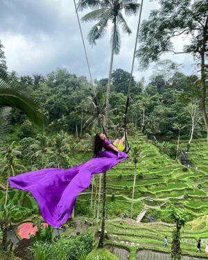 Yang Ge Instagram - As a true tourist I have to do this in Bali 🤣