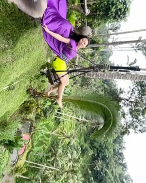 Yang Ge Instagram - As a true tourist I have to do this in Bali 🤣