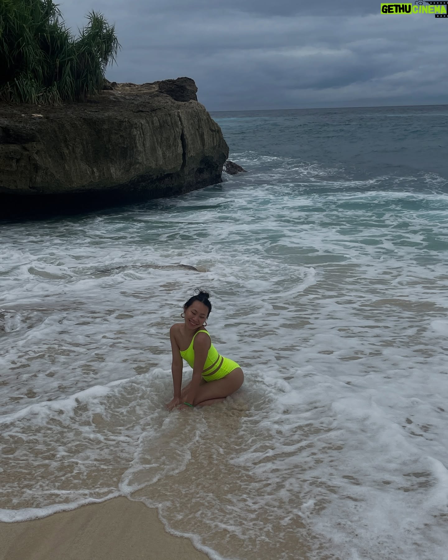 Yang Ge - 12.5K Likes - Bali is cloudy ☁️ but my mood is sunny ☀️