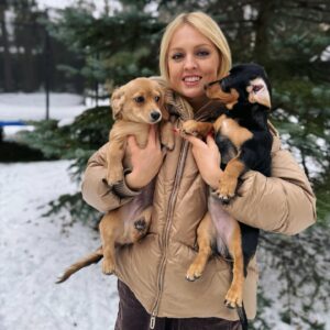 Yanina Studilina Instagram - Возможность выбрать родственника выпадает человеку только один раз в жизни – когда он заводит собаку (Марк Сигал)

У нас осталось 3 щенка , пишите на этот аккаунт, если хотите завезти друга @sky_tyku 

А за мое тепло и комфорт в прогулках спасибо ❄️ @stilnology ❄️

#stilnology #happynewyear