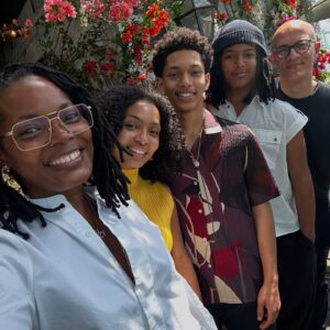 Yara Shahidi Instagram - There’s nothing like being with your people 💛 — every moment in this dump is proof of that.

Whether it’s family, friends, or those random convos that leave you grinning for no reason—connection matters. 

Shoutout to Dr. @lauriesantosofficial for putting it all into words on the latest episode of @theoptimistprojectpod where breaks down why being social isn’t just small talk—it’s a happiness hack.

Tag someone who always knows how to make you feel seen 👇🏽💛