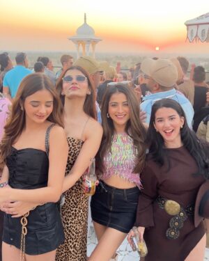 Yashaswinee Raje Singh Instagram - alive in the desert with @corona_india 🍻🌅🏜️ #GoldenMoments #CoronaIndia #LogOffLimeIn