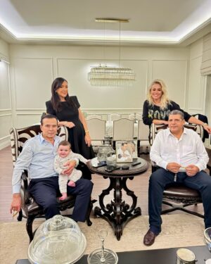 Yeliz Yeşilmen Instagram - Aile dostlarımızın çitfliginde muhteşem bir haftasonu geçirdik herşey için çok teşekkürler Kürşat abim değerli eşi belmacım misafir perverliğiniz  için çok teşekkürler ve son misafir değerli ressamımız ismail Acar ile derin kıymetli sohbet harikaydı  #yelizyeşilmen