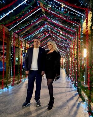 Yeliz Yeşilmen Instagram - Hoşgeldin 2025 başta sağlık ve huzur ,aşk para getir ♥️♥️♥️♥️♥️#yelizyeşilmen #instgram #instagood #fyp #kesfet #öneçıkar #2025