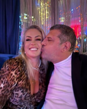 Yeliz Yeşilmen Instagram - Hoşgeldin 2025 başta sağlık ve huzur ,aşk para getir ♥️♥️♥️♥️♥️#yelizyeşilmen #instgram #instagood #fyp #kesfet #öneçıkar #2025