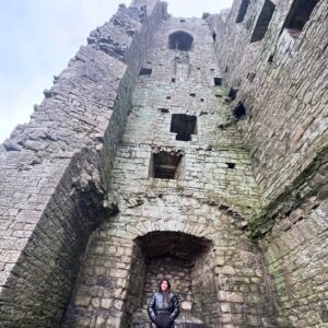 Yokasta Valle Instagram - Estoy en Irlanda, una tierra llena de historia y rodeada de gente trabajadora que ha luchado por lo suyo con orgullo. Aquí se respira tradición, desde los paisajes que parecen salidos de un cuento hasta historias que se remontan más de 5000 años atrás.

Caminar por estos lugares me recuerda la importancia de no rendirse, de trabajar con disciplina y de luchar por lo que uno sueña, tal como lo hacen los irlandeses. 🌍👊

¡Qué privilegio poder aprender de esta cultura tan rica y motivadora! 💚🍀

#irlanda #disciplina #historia 

I’m in Ireland, a land filled with history and surrounded by hardworking people who have fought for what they believe in with pride. Here, tradition is everywhere from landscapes that feel like they belong in a fairytale to stories that date back over 5,000 years.

Walking through these places reminds me of the importance of perseverance, hard work, and fighting for your dreams, just like the Irish do. 🌍👊

What a privilege it is to learn from such a rich and inspiring culture! 💚🍀

#ireland #discipline #history #fightforyourdreams