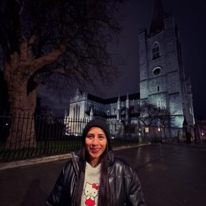 Yokasta Valle Instagram - Estoy en Irlanda, una tierra llena de historia y rodeada de gente trabajadora que ha luchado por lo suyo con orgullo. Aquí se respira tradición, desde los paisajes que parecen salidos de un cuento hasta historias que se remontan más de 5000 años atrás.

Caminar por estos lugares me recuerda la importancia de no rendirse, de trabajar con disciplina y de luchar por lo que uno sueña, tal como lo hacen los irlandeses. 🌍👊

¡Qué privilegio poder aprender de esta cultura tan rica y motivadora! 💚🍀

#irlanda #disciplina #historia 

I’m in Ireland, a land filled with history and surrounded by hardworking people who have fought for what they believe in with pride. Here, tradition is everywhere from landscapes that feel like they belong in a fairytale to stories that date back over 5,000 years.

Walking through these places reminds me of the importance of perseverance, hard work, and fighting for your dreams, just like the Irish do. 🌍👊

What a privilege it is to learn from such a rich and inspiring culture! 💚🍀

#ireland #discipline #history #fightforyourdreams
