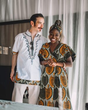 Yolanda Tati Instagram - ME CONSEGUIRAM: HÁ 5 ANOS! 💍🇦🇴 Num dia como hoje, viemos a Luanda para o nosso Casamento Tradicional… O NOSSO ALAMBAMENTO! 🥹🥂🌴

Foi emocionante ver a casa dos meus avós encher-se de familiares e amigos para conhecer e abençoar, à luz da nossa cultura e tradição, aquele que escolhi como companheiro de vida e marido. Foi neste dia que me senti CASADA. Parabéns a Nós, Amore Mio ❤️♾️ São as nossas BODAS DE FERRO. E é tão especial estarmos em Angola, novamente, para celebrá-las…

Quem já nos acompanhava nesta altura????

#YolaLovesMarco #MoambaComPizza #Casamento #Casal #TheTatiTurco #Familia 🎞️: @jessartes @kim_praiise