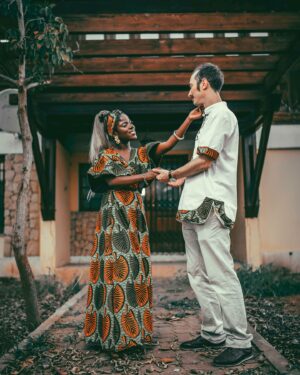 Yolanda Tati Instagram - ME CONSEGUIRAM: HÁ 5 ANOS! 💍🇦🇴 Num dia como hoje, viemos a Luanda para o nosso Casamento Tradicional… O NOSSO ALAMBAMENTO! 🥹🥂🌴

Foi emocionante ver a casa dos meus avós encher-se de familiares e amigos para conhecer e abençoar, à luz da nossa cultura e tradição, aquele que escolhi como companheiro de vida e marido. Foi neste dia que me senti CASADA. Parabéns a Nós, Amore Mio ❤️♾️ São as nossas BODAS DE FERRO. E é tão especial estarmos em Angola, novamente, para celebrá-las…

Quem já nos acompanhava nesta altura????

#YolaLovesMarco #MoambaComPizza #Casamento #Casal #TheTatiTurco #Familia 🎞️: @jessartes @kim_praiise