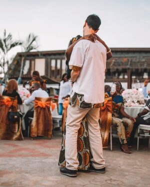 Yolanda Tati Instagram - ME CONSEGUIRAM: HÁ 5 ANOS! 💍🇦🇴 Num dia como hoje, viemos a Luanda para o nosso Casamento Tradicional… O NOSSO ALAMBAMENTO! 🥹🥂🌴

Foi emocionante ver a casa dos meus avós encher-se de familiares e amigos para conhecer e abençoar, à luz da nossa cultura e tradição, aquele que escolhi como companheiro de vida e marido. Foi neste dia que me senti CASADA. Parabéns a Nós, Amore Mio ❤️♾️ São as nossas BODAS DE FERRO. E é tão especial estarmos em Angola, novamente, para celebrá-las…

Quem já nos acompanhava nesta altura????

#YolaLovesMarco #MoambaComPizza #Casamento #Casal #TheTatiTurco #Familia 🎞️: @jessartes @kim_praiise