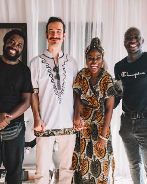Yolanda Tati Instagram - ME CONSEGUIRAM: HÁ 5 ANOS! 💍🇦🇴 Num dia como hoje, viemos a Luanda para o nosso Casamento Tradicional… O NOSSO ALAMBAMENTO! 🥹🥂🌴

Foi emocionante ver a casa dos meus avós encher-se de familiares e amigos para conhecer e abençoar, à luz da nossa cultura e tradição, aquele que escolhi como companheiro de vida e marido. Foi neste dia que me senti CASADA. Parabéns a Nós, Amore Mio ❤️♾️ São as nossas BODAS DE FERRO. E é tão especial estarmos em Angola, novamente, para celebrá-las…

Quem já nos acompanhava nesta altura????

#YolaLovesMarco #MoambaComPizza #Casamento #Casal #TheTatiTurco #Familia 🎞️: @jessartes @kim_praiise