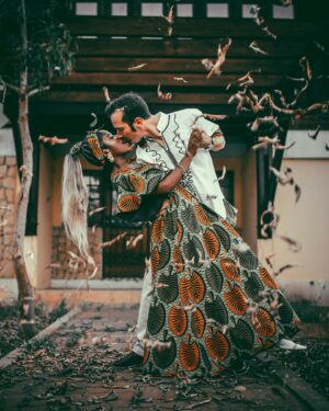 Yolanda Tati Instagram - ME CONSEGUIRAM: HÁ 5 ANOS! 💍🇦🇴 Num dia como hoje, viemos a Luanda para o nosso Casamento Tradicional… O NOSSO ALAMBAMENTO! 🥹🥂🌴

Foi emocionante ver a casa dos meus avós encher-se de familiares e amigos para conhecer e abençoar, à luz da nossa cultura e tradição, aquele que escolhi como companheiro de vida e marido. Foi neste dia que me senti CASADA. Parabéns a Nós, Amore Mio ❤️♾️ São as nossas BODAS DE FERRO. E é tão especial estarmos em Angola, novamente, para celebrá-las…

Quem já nos acompanhava nesta altura????

#YolaLovesMarco #MoambaComPizza #Casamento #Casal #TheTatiTurco #Familia 🎞️: @jessartes @kim_praiise