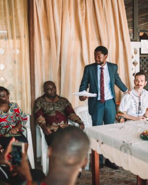 Yolanda Tati Instagram - ME CONSEGUIRAM: HÁ 5 ANOS! 💍🇦🇴 Num dia como hoje, viemos a Luanda para o nosso Casamento Tradicional… O NOSSO ALAMBAMENTO! 🥹🥂🌴

Foi emocionante ver a casa dos meus avós encher-se de familiares e amigos para conhecer e abençoar, à luz da nossa cultura e tradição, aquele que escolhi como companheiro de vida e marido. Foi neste dia que me senti CASADA. Parabéns a Nós, Amore Mio ❤️♾️ São as nossas BODAS DE FERRO. E é tão especial estarmos em Angola, novamente, para celebrá-las…

Quem já nos acompanhava nesta altura????

#YolaLovesMarco #MoambaComPizza #Casamento #Casal #TheTatiTurco #Familia 🎞️: @jessartes @kim_praiise