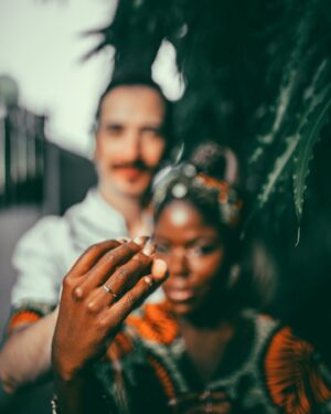 Yolanda Tati Instagram - ME CONSEGUIRAM: HÁ 5 ANOS! 💍🇦🇴 Num dia como hoje, viemos a Luanda para o nosso Casamento Tradicional… O NOSSO ALAMBAMENTO! 🥹🥂🌴

Foi emocionante ver a casa dos meus avós encher-se de familiares e amigos para conhecer e abençoar, à luz da nossa cultura e tradição, aquele que escolhi como companheiro de vida e marido. Foi neste dia que me senti CASADA. Parabéns a Nós, Amore Mio ❤️♾️ São as nossas BODAS DE FERRO. E é tão especial estarmos em Angola, novamente, para celebrá-las…

Quem já nos acompanhava nesta altura????

#YolaLovesMarco #MoambaComPizza #Casamento #Casal #TheTatiTurco #Familia 🎞️: @jessartes @kim_praiise
