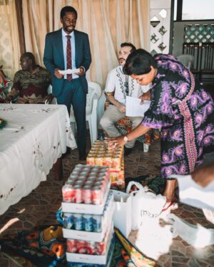 Yolanda Tati Instagram - ME CONSEGUIRAM: HÁ 5 ANOS! 💍🇦🇴 Num dia como hoje, viemos a Luanda para o nosso Casamento Tradicional… O NOSSO ALAMBAMENTO! 🥹🥂🌴

Foi emocionante ver a casa dos meus avós encher-se de familiares e amigos para conhecer e abençoar, à luz da nossa cultura e tradição, aquele que escolhi como companheiro de vida e marido. Foi neste dia que me senti CASADA. Parabéns a Nós, Amore Mio ❤️♾️ São as nossas BODAS DE FERRO. E é tão especial estarmos em Angola, novamente, para celebrá-las…

Quem já nos acompanhava nesta altura????

#YolaLovesMarco #MoambaComPizza #Casamento #Casal #TheTatiTurco #Familia 🎞️: @jessartes @kim_praiise