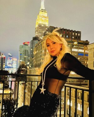 Yonca Evcimik Instagram - New York’da sevenlerimizle çok güzel bir gece yaşadık bu akşam. Tüm şarkıları hep bir ağızdan ezbere söylemek ve sizlerle buluşmak çok keyifliydi ❤️🍀 Bana iyi geceler.. size güzel bir pazar günü 😘🍀 #nyc #newyork