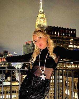 Yonca Evcimik Instagram - New York’da sevenlerimizle çok güzel bir gece yaşadık bu akşam. Tüm şarkıları hep bir ağızdan ezbere söylemek ve sizlerle buluşmak çok keyifliydi ❤️🍀 Bana iyi geceler.. size güzel bir pazar günü 😘🍀 #nyc #newyork