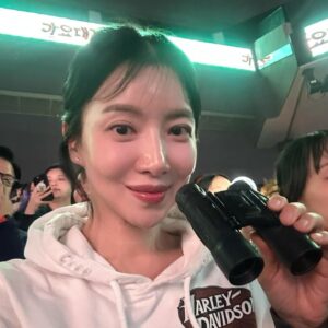 Yoon Se-a Instagram - #쉼
815 후원인의 밤!
착하게 구해낸 티켓으로 가요대전 직관!👀
이것이 진정한 휴식…!! 
황홀한 크리스마스!🎄

#kpop #♥️ 
#2ne1 #gdragon #sbs가요대전 

동현대표님…감사해요.🔭
고마워. 신경써준 친구 영표.👍
춤추고 싶다. 심하게.🤣 
참자…………..조금만…💦
#행복하세아🍀