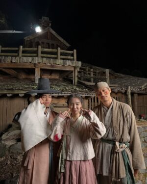 Yoon Seo-ah Instagram - 백이야 다음 생엔 이름처럼 하얀 도화지에 알록달록 색 입히듯 원하는 삶 그리며 살아
백이를 사랑해 주시고 응원해 주셔서 감사드립니다 🤍