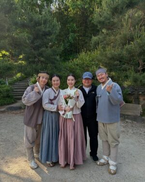 Yoon Seo-ah Instagram - 백이야 다음 생엔 이름처럼 하얀 도화지에 알록달록 색 입히듯 원하는 삶 그리며 살아
백이를 사랑해 주시고 응원해 주셔서 감사드립니다 🤍