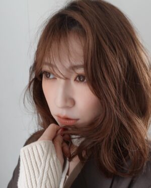 Yoshida Akari Instagram - 2024年が終わっちゃう😮！
.
写真振り返ってみると髪の毛コロコロ変わりすぎ🙃笑
そしてそれに合わせてメイクも色々やってました😂🩷
変化を楽しんだ一年ですね😂笑
.
皆様はどんな一年でしたか？🥰
.
私はこれまで仕事第一！プライベートはそんないりません！
くらいに思って14年間このお仕事を
続けてきたけど、今年は結婚して家族や友達も増えたりと
今までで1番プライベートな時間も過ごさせてもらった
そんな一年でした🍒
.
今まで仕事ばっかで取れなかった
両親との時間も増えて、結婚式もできて
やっと自分の家族にたくさん支えてもらった
この14年間の恩返しが出来た気がします🤍
.
そんな中ありがたいことにお仕事も変わらず、
たくさんのチャンスを頂けて
自分の年齢も上がってきて、20代前半とは
また少しお仕事の内容も変わってきてこれまでとまた
違ったステージに立ち始めたような気がします。
.
自分の変化に自分がついていけなくなったり
たくさん悩んだ一年でもありましたが
なんだかようやく抜けれそうで
いろいろ準備してきたことも来年には発表出来そうで
2025年を迎えるのにとってもワクワクしています🩷
.
2024年もファンの皆様に本当に支えていただき
たくさんパワーをいただきました！
いつもたくさんの応援本当にありがとうございます🥰❤️
.
2025年も大好きなモノづくりと美容クリエイターを軸に
タレント、モデル活動ももっと幅を広げられるように
そして皆様に毎日に少しの自信や笑顔を届けられるように
努力して参りますので変わらず応援していただけると
嬉しいです🩷
.
よいお年をお迎えください💖