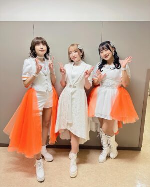 Yoshino Nanjo Instagram - とある科学の超音楽祭
2024.11.4
⁡
・・・
⁡
まさかの写真あげてませんでした‥！（Xにあげたのか‥？）
詳しい感想なんかはFCラジオで話したりしたのですが、
「only my railgun」の発売からちょうど15周年のこの日に、レールガンのイベントに参加することが出来てとても幸せでした。
⁡
色んな景色や経験をくれたこの曲を、レールガンファンの皆さまの前で披露できたこと、キャストのみなさんと一緒にステージに上がれたこと、「感慨深い」って言葉がこれほどしっくりくるシーンはそうそうないってくらい、感じ入ることが多い１日でした。
⁡
禁書目録のカバーコーナーもありわたしは、真音ちゃんの「メモリーズ・ラスト」をカバーさせていただきました。大切に歌いました。
⁡
改めて、テレビアニメ「とある科学の超電磁砲」放送開始15周年おめでとうございます✨
⁡
⚡️
⁡
fripでの出演ということで、イヤモニも当時使ってたのを持ってきたよ〜笑
⁡
オリジナル版のomrの音源なかったので15th版にしました。

・・・
⁡
ヘアメイク @maaaaasahi0514 
スタイリスト 前田千佳子さん