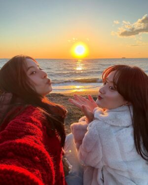 Yuko Araki Instagram - そして2024年ラストの日はまりちゃんとゆっくり過ごす時間ができて☺️幸せ☺️

2024年最後の夕陽を見に行ってきました♡
とっても綺麗だったなぁ。