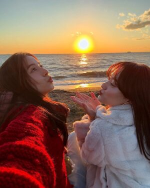 Yuko Araki Instagram - そして2024年ラストの日はまりちゃんとゆっくり過ごす時間ができて☺️幸せ☺️

2024年最後の夕陽を見に行ってきました♡
とっても綺麗だったなぁ。
