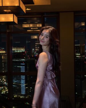 Yuko Araki Instagram - 誕生日の時はとびきり好きな服を着れる日ということで♡
最近一目惚れしたドレスを♡

dress : @acnestudios 
bag : @dior 
bracelet : @dior
ring : @dior