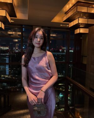Yuko Araki Instagram - 誕生日の時はとびきり好きな服を着れる日ということで♡
最近一目惚れしたドレスを♡

dress : @acnestudios 
bag : @dior 
bracelet : @dior
ring : @dior