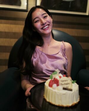 Yuko Araki Instagram - 無事に31歳の誕生日を迎えました🎂♡

周りから聞いてはいたけれど、
えぇ⁉︎と驚くほどあっという間に31歳の誕生日当日🎂でした。

楽しいことがたくさんの30歳でしたが、31歳の誕生日も大切で大好きな友人やいつもお世話になっているスタッフの皆様、そして大好きなファンの皆様にたくさんお祝いのメッセージをいただいてとっても幸せな誕生日でした♡

いつも応援してくださってありがとうございます☺️

31歳も健康に気をつけて、楽しく駆け抜けます♡
