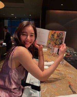 Yuko Araki Instagram - 無事に31歳の誕生日を迎えました🎂♡

周りから聞いてはいたけれど、
えぇ⁉︎と驚くほどあっという間に31歳の誕生日当日🎂でした。

楽しいことがたくさんの30歳でしたが、31歳の誕生日も大切で大好きな友人やいつもお世話になっているスタッフの皆様、そして大好きなファンの皆様にたくさんお祝いのメッセージをいただいてとっても幸せな誕生日でした♡

いつも応援してくださってありがとうございます☺️

31歳も健康に気をつけて、楽しく駆け抜けます♡