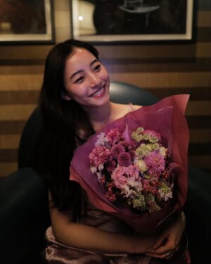 Yuko Araki Instagram - 無事に31歳の誕生日を迎えました🎂♡

周りから聞いてはいたけれど、
えぇ⁉︎と驚くほどあっという間に31歳の誕生日当日🎂でした。

楽しいことがたくさんの30歳でしたが、31歳の誕生日も大切で大好きな友人やいつもお世話になっているスタッフの皆様、そして大好きなファンの皆様にたくさんお祝いのメッセージをいただいてとっても幸せな誕生日でした♡

いつも応援してくださってありがとうございます☺️

31歳も健康に気をつけて、楽しく駆け抜けます♡