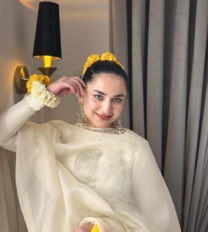 Yumna Zaidi Instagram - Haldi , mehndi , wedding season and December 

💛

P.s very precious 42 years old my mums chandi ki Paazaib from India. 
Outfit @zarashahjahanofficial