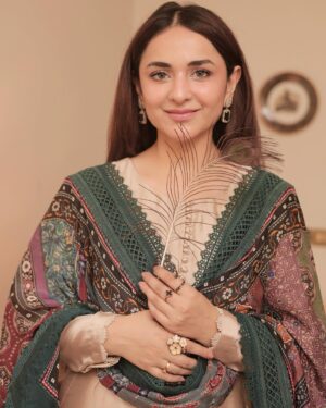 Yumna Zaidi Instagram - Last day of Eid ul Azha 😋 …… kal phr se kam sham .

Beautiful silk dress by 

@faizasaqlain 

 📸 @rehanmithanii