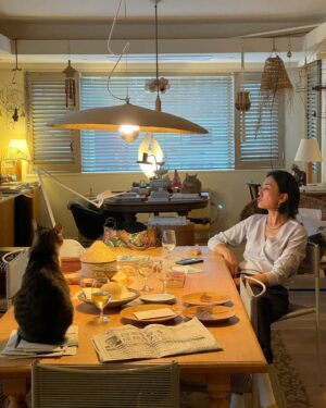 Yuriko Ishida Instagram - 久々に，板谷由夏がやってきた。
どこで写真を撮っても絵になる板谷由夏。
食べても太らない板谷由夏。
質問が多い板谷由夏。
好奇心旺盛で動物たちに優しい板谷由夏。
板谷由夏祭りでお送りします。
ちなみに本日の話題は
明日の衆議院選挙についてと
50代をどう生きるか、そして
英語のレッスンと筋トレとピラティスについて。
話題は尽きない我ら。
#本日の板谷由夏