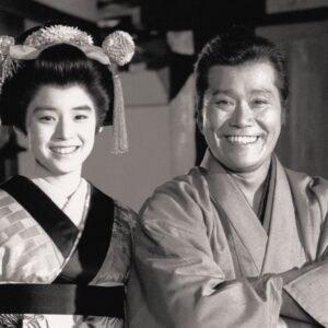 Yuriko Ishida Instagram - 西田敏行さん。
西田さんがもういないなんてとても信じたくなくて，信じられなくて、ただひたすらに寂しい。
その現実を見つめることが怖いです。

「翔んでる！平賀源内」という、京都の太秦撮影所で半年もの長い期間撮影する娯楽時代劇は
私が初めて参加した連続ドラマだった。
いまから35年前。
着物で芝居をすることも、地方ロケのため長期で家を離れることも、何もかも初めてだった私は当時19才だった。
ほとんど素人同然の何もできない私をいつも温かく包み込むような優しさで見守って下さったのが、主役の源内先生を演じた西田敏行さんだった。撮影当時の西田さんは41歳。
言葉をどんなに尽くしても表現できないほど
西田敏行さんのことを，みんなが大好きだった。
私がどんな稚拙な質問をしても、いつも優しく丁寧にユーモアと信念を持って答えてくれた。
みんなを食事に誘って、ご馳走してくれた。
もしもピアノが弾けたならをカラオケで一緒に歌った。
釣りバカ日誌17の撮影では能登が舞台で、輪島に長期間ご一緒した。塗師の仕事の説明をするシーンでは、人の心にその工程が見えるように訴えるにはどうしたらいいか、とても丁寧に優しく教えてくださった…本当に温かかった。
台本の中に西田さんの名前があるだけで
心が躍った。西田さんが出演される作品に自分が出られることだけで嬉しかった。
心のどこかで私は昔から、西田敏行さんが、いつか
いなくなってしまうことが怖くて仕方がなかった。何十年も昔からその日が来るのが怖かった。
こんなふうにある日突然，人はいなくなってしまう。
こうして書いていてもとても信じられない。
西田さんの周りはどんな時でも笑顔があった。
みんなが幸せで楽しそうで、その中心はいつも
西田さんだった。
本当にありがとうございました。
本当に寂しいです。