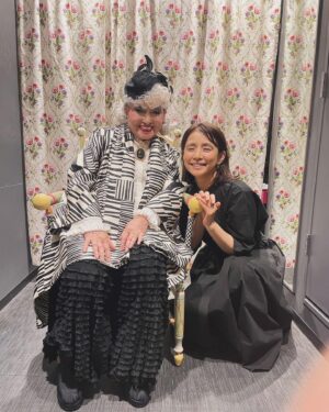 Yuriko Ishida Instagram - 黒柳徹子さん。
素敵だった。キラキラしてた🤩
一緒に撮っていただき
ありがとうございます。
2枚目、私とゆかちゃんの嬉しそうな顔…‼️😍✨
#ハロルドとモード