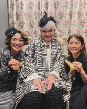 Yuriko Ishida Instagram - 黒柳徹子さん。
素敵だった。キラキラしてた🤩
一緒に撮っていただき
ありがとうございます。
2枚目、私とゆかちゃんの嬉しそうな顔…‼️😍✨
#ハロルドとモード