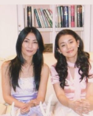 Yuriko Ishida Instagram - 美穂さん、と最初は呼んでいた。
私にとって中山美穂さんは、うまく言えないけど
自分には絶対にない，何かを飛び越えたところに
いる人だった。同じ年なのに、会うたびに
緊張したし、でもなんだかドキドキしたのだ。
出会う人みんなを吸い込んでしまうような、
そんな魅力を持ったひと。
サヨナライツカという映画で私たちは
とても対照的な女性像を演じた。
美穂ちゃんの演じる沓子と私の演じる光子が
ホテルの部屋で対峙するシーンがあった。
あのときの美穂さんの感情の揺れ，昂り、涙
が目の奥に焼きついている。本当に，魅力的だった。
何年か前、小さくて素敵なフレンチレストランで
ばったりあった時美穂ちゃんは、1人で颯爽とやってきて、私をみつけて、ゆりちゃん、と小さな声で言ってにっこり笑った。
あの笑顔が忘れられないのです。ほんとうに
綺麗な笑顔でした。
みぽりん，心の中でそう呼んでます。
残念です。早すぎます。
