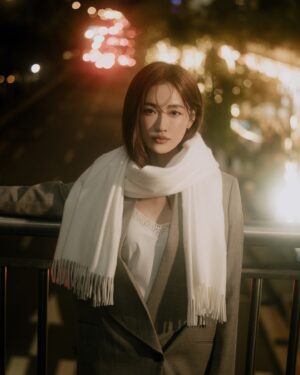 Yvonne Liang Instagram - 🤎🪐🪽節日快樂。

一起在閃著銀白燈飾的街上散著步，
呼吸假日節慶的儀式感，
我的圍巾借你圍一邊，
在冬天被溫暖純淨的白色共同包覆著，
像雲朵一樣，鬆軟棉白、和諧慵懶，
接收彼此的祝福，許下期許，和願望明年相見。

🌬️🎁🧣🎄💫

#loropiana @loropiana