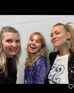 Yvonne Strahovski Instagram - To say I was excited to get ready for this show is defo an understatement. The only time I ever put on glitter sticker nails in my life. Yes there are dirty diapers in the background. Thank you @taylorswift for having us & putting on an incredibly AMAZING SHOW - we danced our asses off & sung REAL LOUD. Thank you @gracieabrams for also being such an amazing performer & for being so gracious & thank you @sophieflack for the fearless & tortured jewels 💎 We did it @officialevercarradine ;) 🌟🔥💥🫶🏻💋‼️