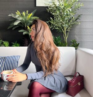 Zahraa Sami Instagram - Zuzu vibes on replay: classy, calm, and caffeinated 🍓☕️

اسبوع و تخلص السنة احبكم بكد جمالها ❤️