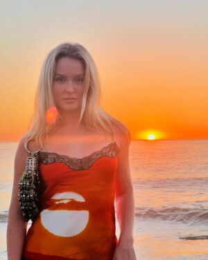 Zara Larsson Instagram - In 2025: ear plugs in the club, climbing trees, fun hats (not caps, that’s out), youtube vlogs we’re sooo back, having a hobby you’re bad at, having a pet fish is very chic. ME RELEASING AN ALBUM IS VERY IN!!!

Out 2025 : black but mostly GREY!! out! 0,5 angle on the camera, sorry that’s out. Getting drunk is out. This year im gonna try ketamine for the first time (in), cold plunge if you don’t do sauna after is out, I know it’s healthy but it doesn’t feel very hip anymore :(, doomscrolling.