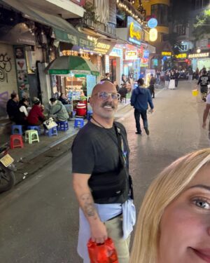 Zeta Makrypoulia Instagram - Και άξαφνα, βρεθήκαμε στο Βιετνάμ! 🤷‍♀️

@nikosmoutsinas 
—————————————————————————————————
#hanoi #vietnam #travellers #christmas #christmas2024