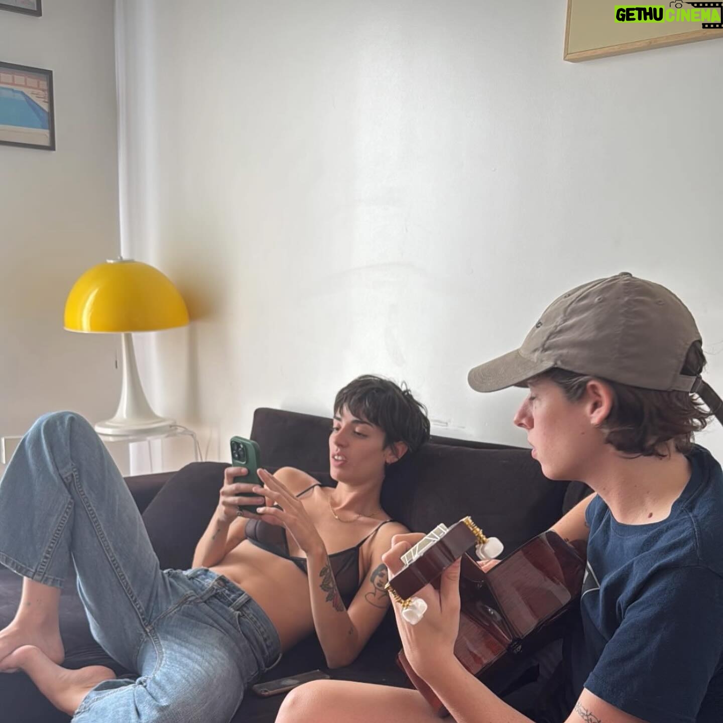 Zoe Gotusso - 39.1K Likes - Hace 10 días salió Cursi,
10 fotos de los días 💋 con amigos de la música
Gracias por escucharlo y seguir escuchándolo.
Los quiero